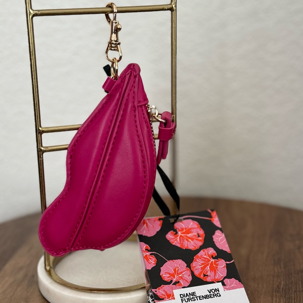 Diane Von Furstenberg Lips coin pouch in hot pink with key chain clip gold - Picture 7 of 7